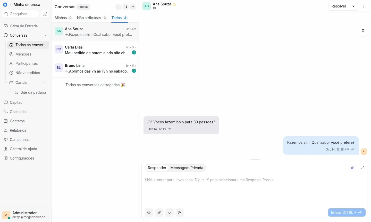 Painel de conversas com o chat do site: lista de atendimentos à esquerda e a conversa aberta ao lado (exemplo).