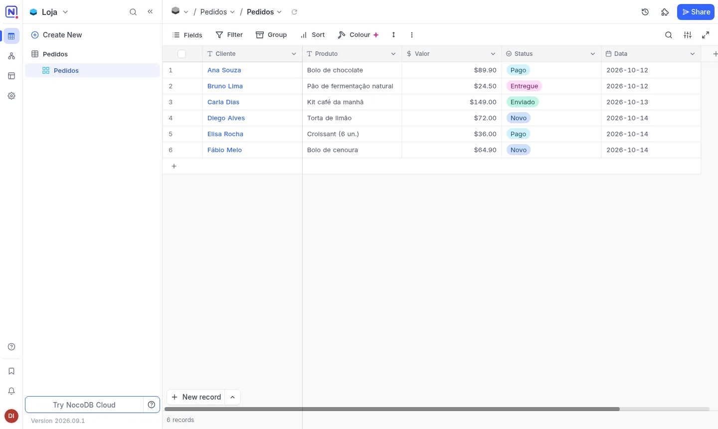 Tabela de pedidos no NocoDB com cliente, produto, valor, status colorido e data (exemplo).