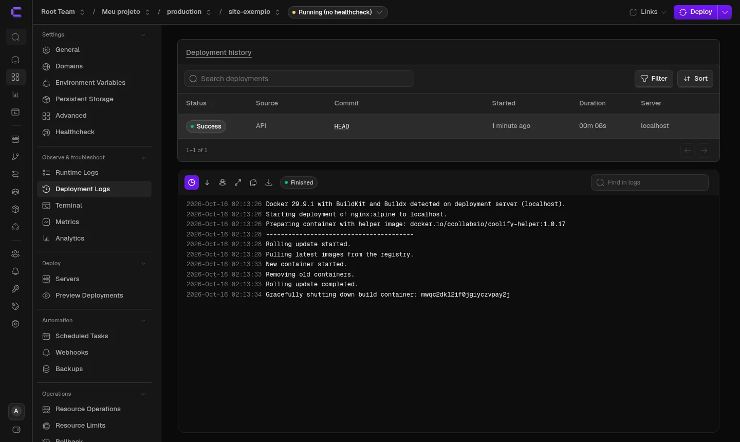 Histórico e log de um deploy de imagem Docker publicado pelo Coolify (exemplo).